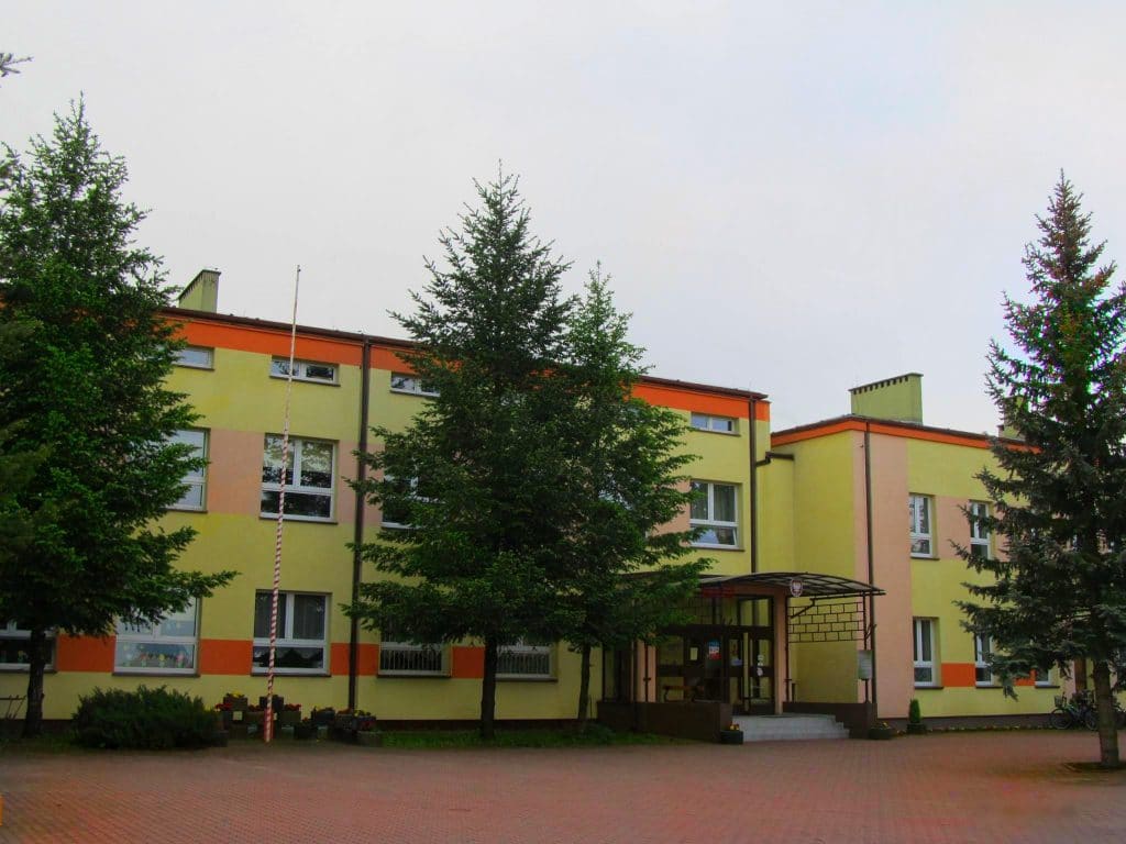 Zdjęcie szkoły od frontu